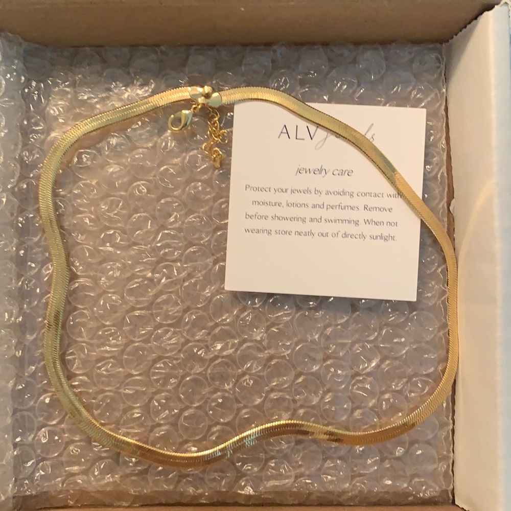 Snake chain necklace from ALV Jewels.